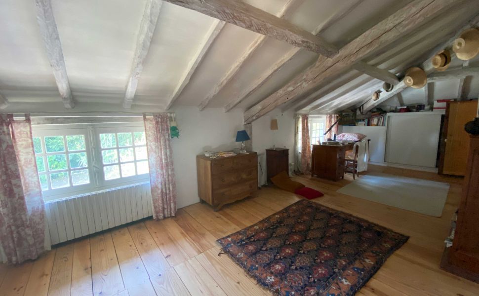 Gorgeous French Country Cottage on 6.5HA of Parkland, Prairie and Small Private Vineyard