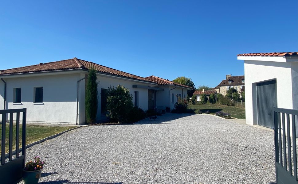 An Attractive Contemporary Rural Property With Spectacular Mountain Views