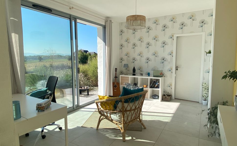 An Attractive Contemporary Rural Property With Spectacular Mountain Views