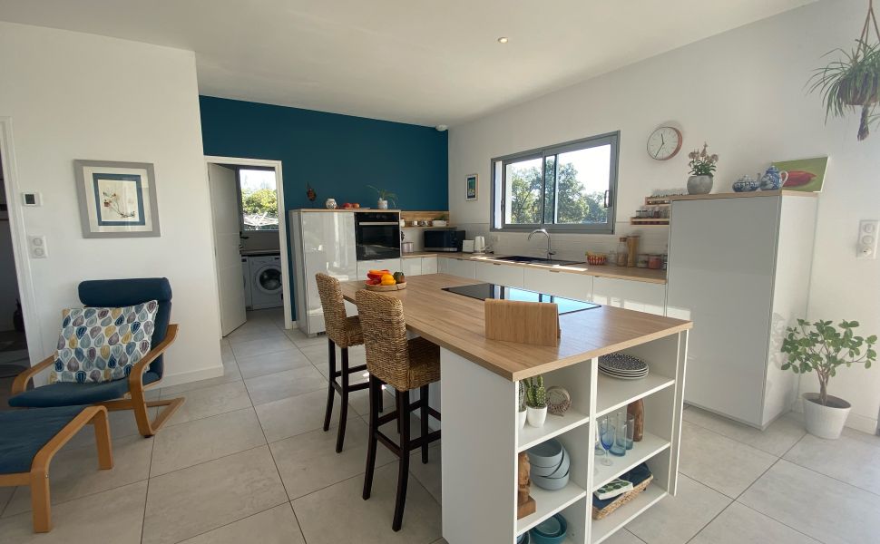An Attractive Contemporary Rural Property With Spectacular Mountain Views