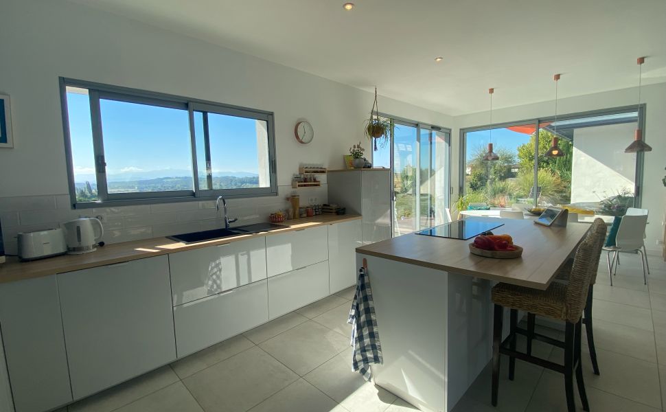 An Attractive Contemporary Rural Property With Spectacular Mountain Views