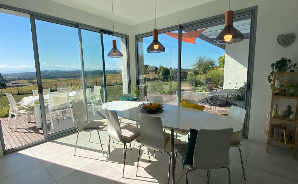 An Attractive Contemporary Rural Property With Spectacular Mountain Views