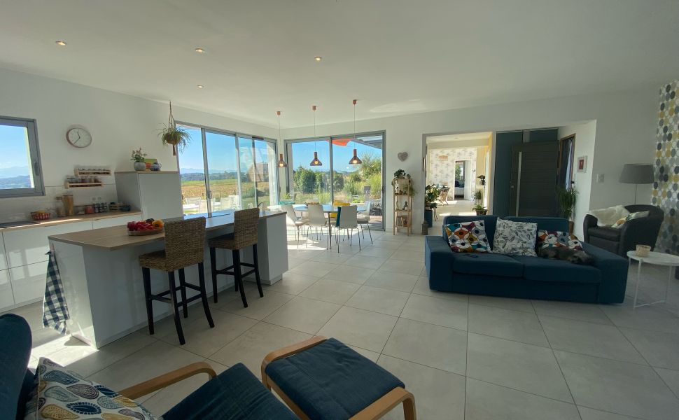 An Attractive Contemporary Rural Property With Spectacular Mountain Views