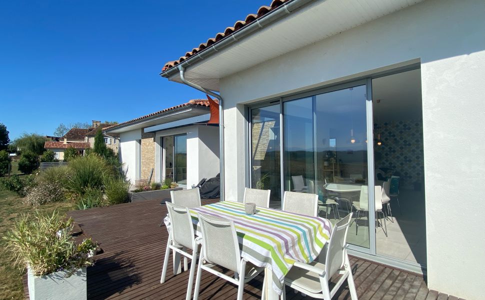 An Attractive Contemporary Rural Property With Spectacular Mountain Views