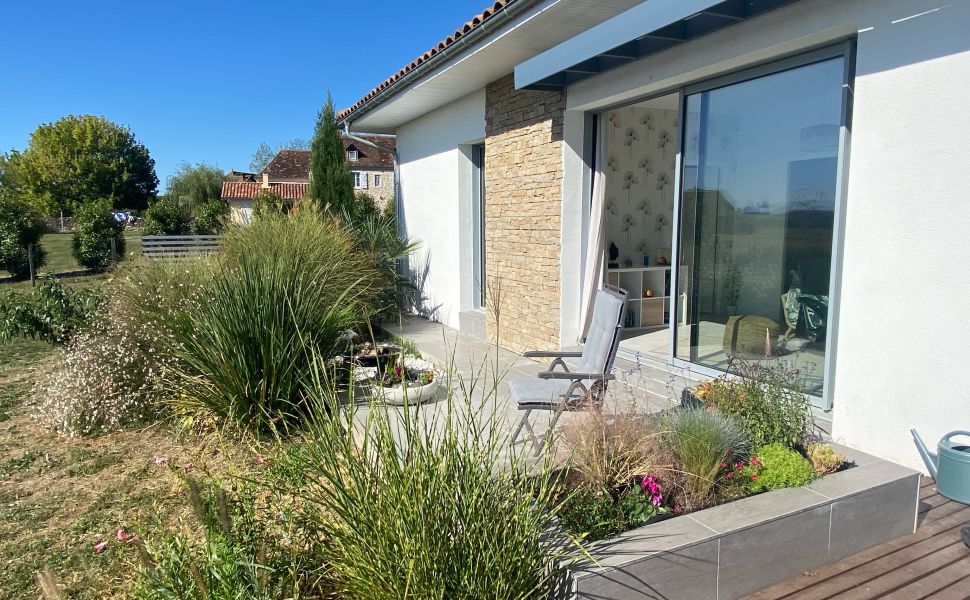 An Attractive Contemporary Rural Property With Spectacular Mountain Views