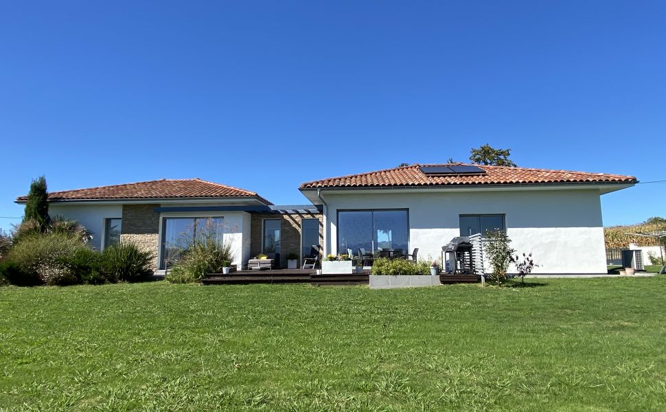 An Attractive Contemporary Rural Property With Spectacular Mountain Views