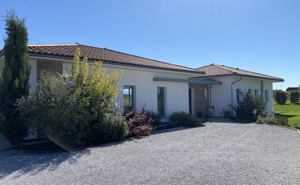 An Attractive Contemporary Rural Property With Spectacular Mountain Views