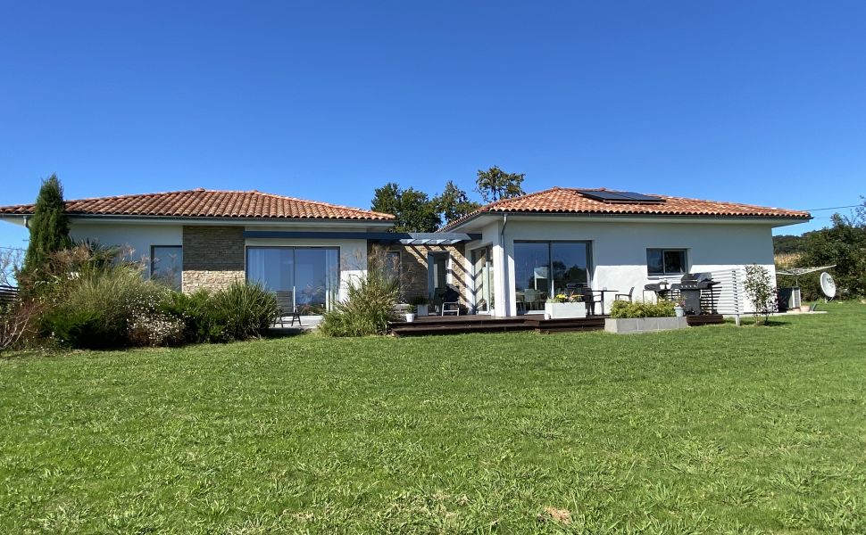 An Attractive Contemporary Rural Property With Spectacular Mountain Views