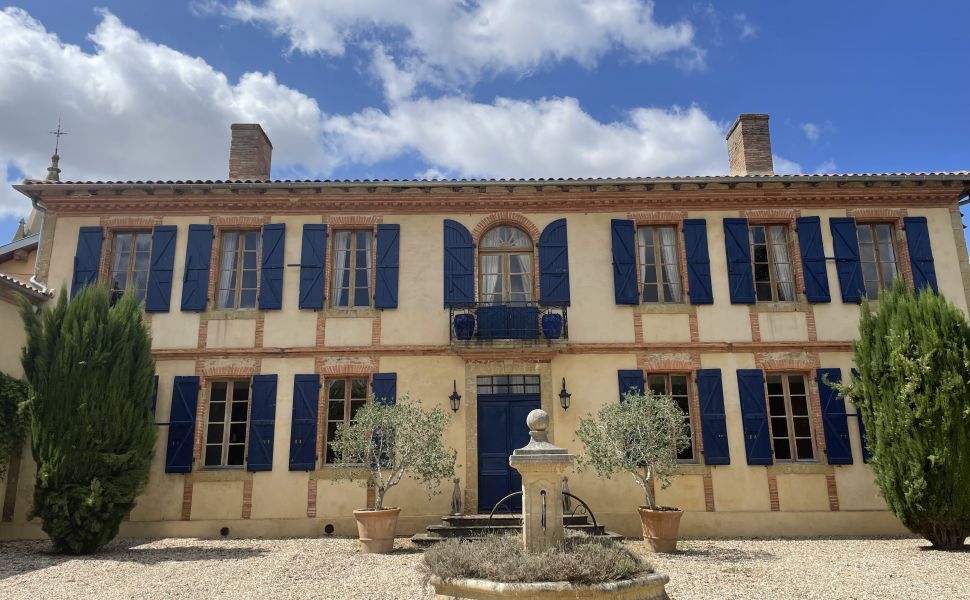 Superbe Château avec Vue sur les Collines du Gers et les Pyrenees.