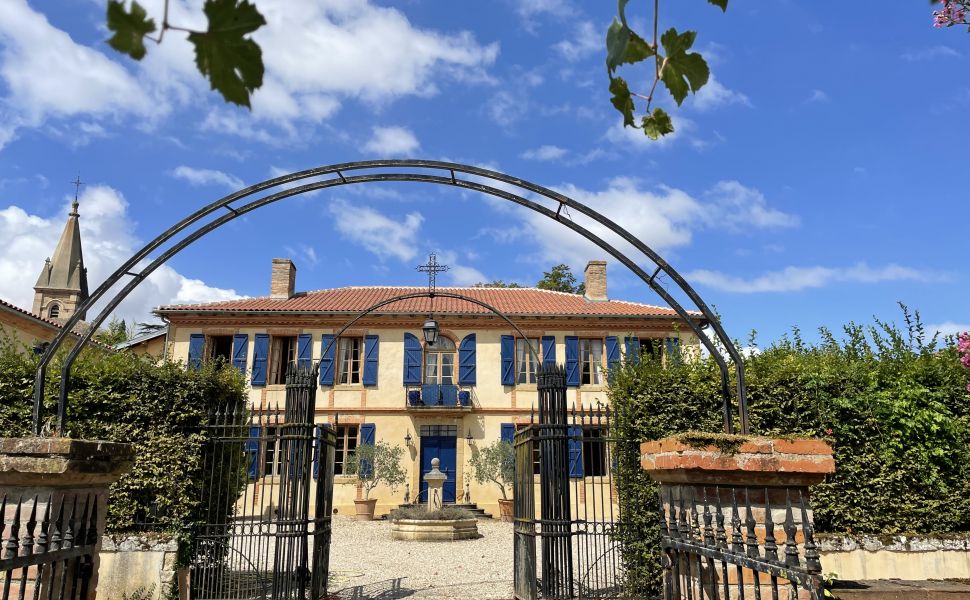 Superbe Château avec Vue sur les Collines du Gers et les Pyrenees.