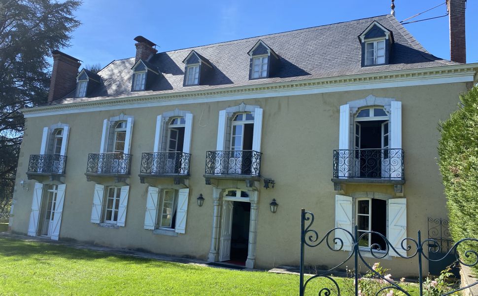 A Substantial Country Residence with a Commanding Hilltop Position, Pyrenean Views & 9.4HA 