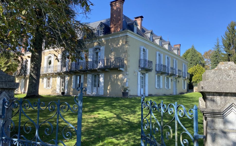 A Substantial Country Residence with a Commanding Hilltop Position, Pyrenean Views & 9.4HA 