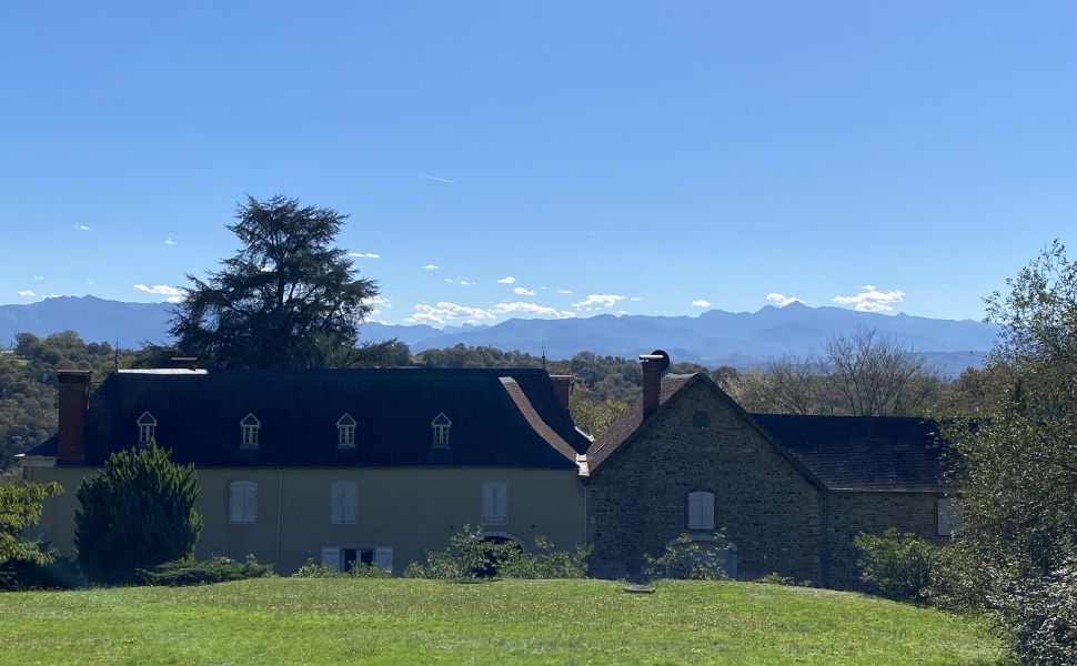 Magnifique Demeure de Campagne sur ses 9,40 hectares avec vue spectaculaire sur les Pyrénées