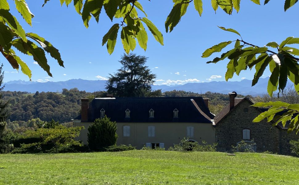 Magnifique Demeure de Campagne sur ses 9,40 hectares avec vue spectaculaire sur les Pyrénées