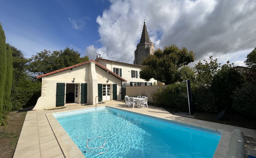 Propriété lumineuse clé en main, avec jardins paysagers et piscine. 1h de l'Océan / Pau.