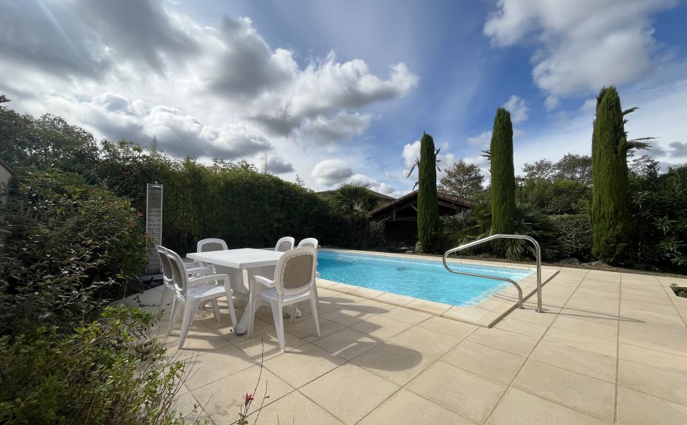 Propriété lumineuse clé en main, avec jardins paysagers et piscine. 1h de l'Océan / Pau.