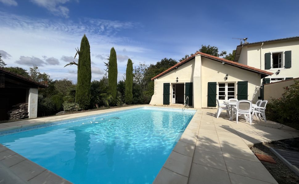 Propriété lumineuse clé en main, avec jardins paysagers et piscine. 1h de l'Océan / Pau.
