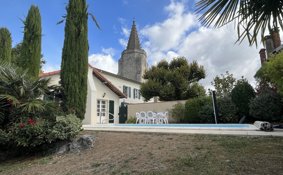 Authentic Family Home with Guest Annex, Landscaped Gardens & Pool - 1hr to Ocean / Pau