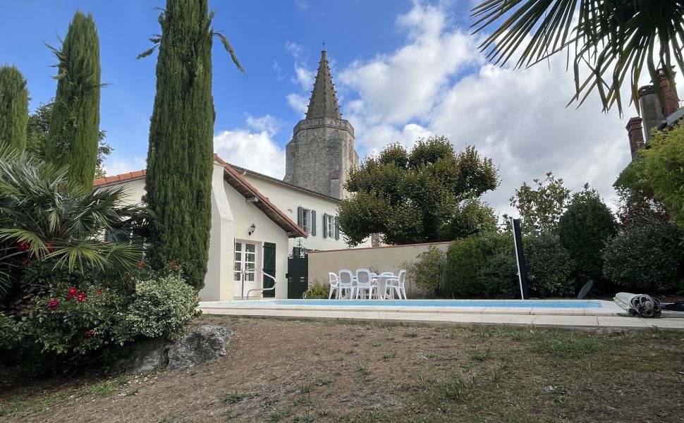 Propriété lumineuse clé en main, avec jardins paysagers et piscine. 1h de l'Océan / Pau.