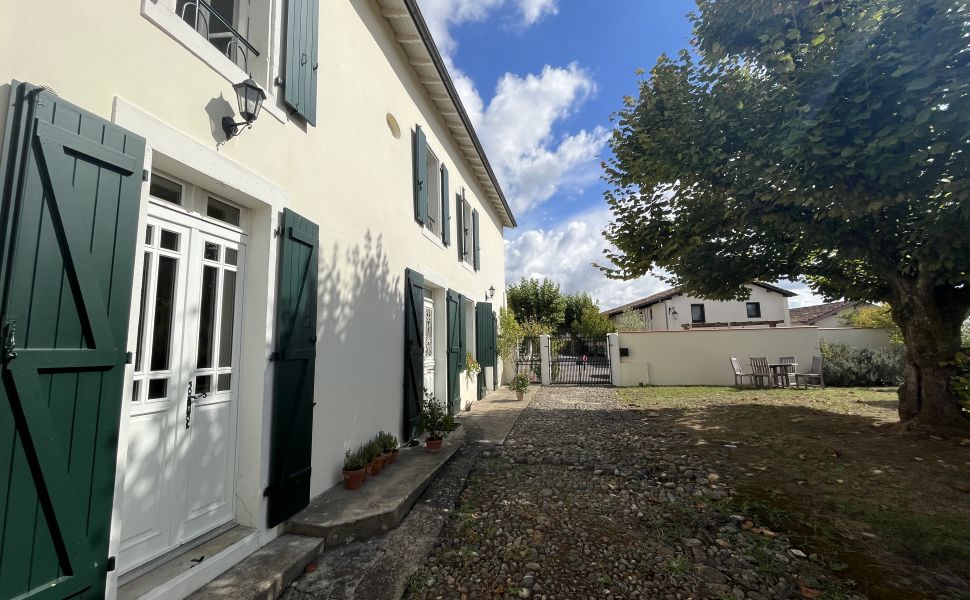 Propriété lumineuse clé en main, avec jardins paysagers et piscine. 1h de l'Océan / Pau.