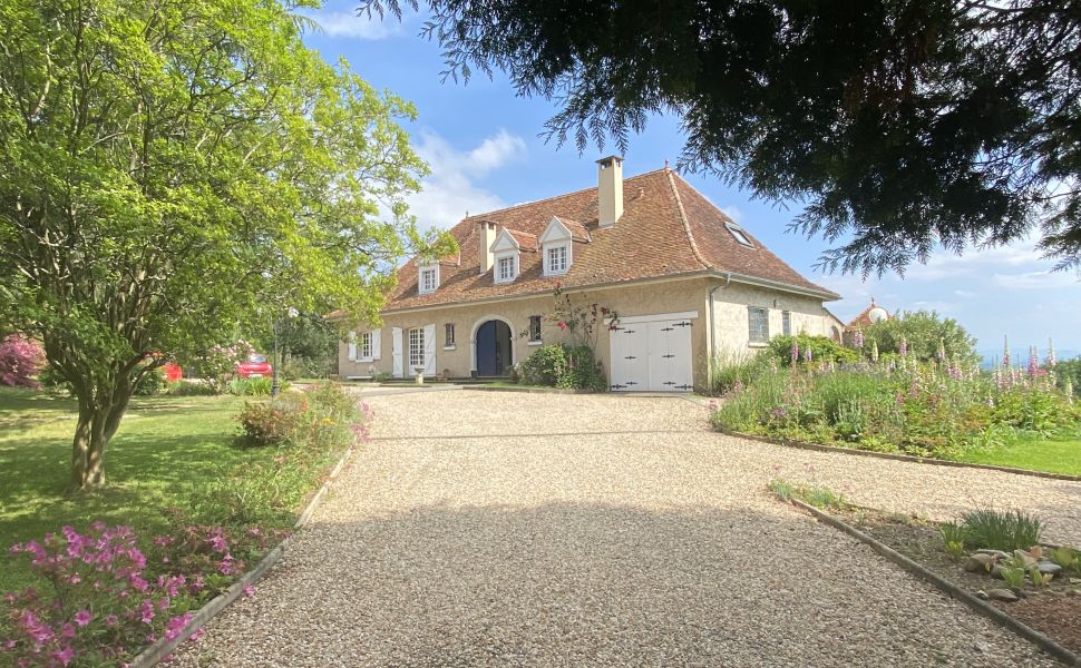 Splendid Bearnaise Villa with Panoramic Views of the Pyrenees Mountains