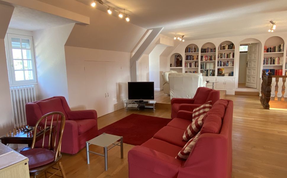Splendid Bearnaise Villa with Panoramic Views of the Pyrenees Mountains