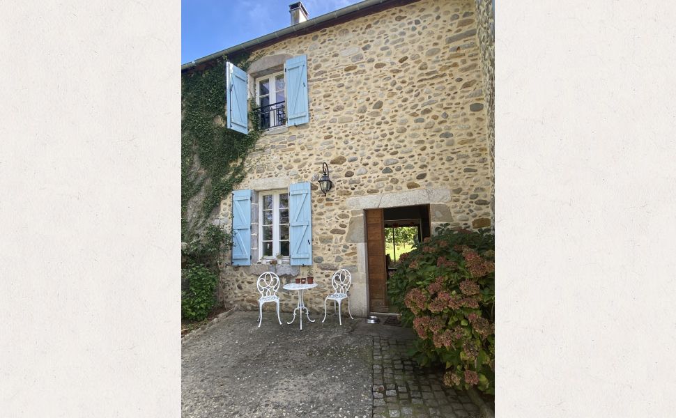 Beautiful Chateau with Independent Guest House and Mountain Views 
