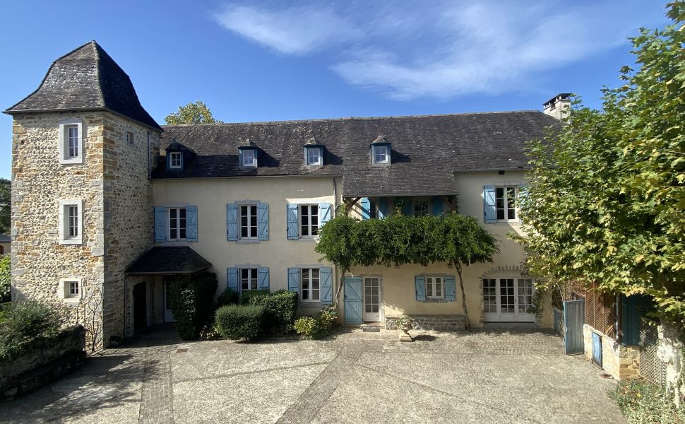 Beautiful Chateau with Independent Guest House and Mountain Views 