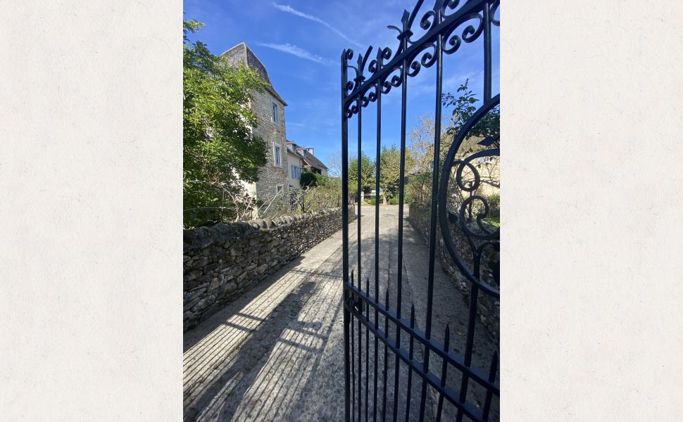 Beautiful Chateau with Independent Guest House and Mountain Views 