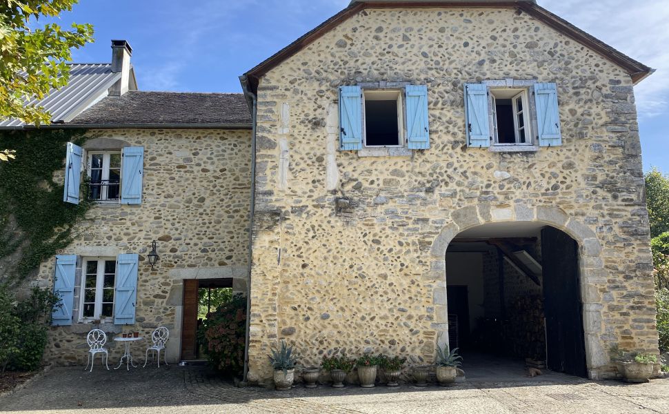 Beautiful Chateau with Independent Guest House and Mountain Views 