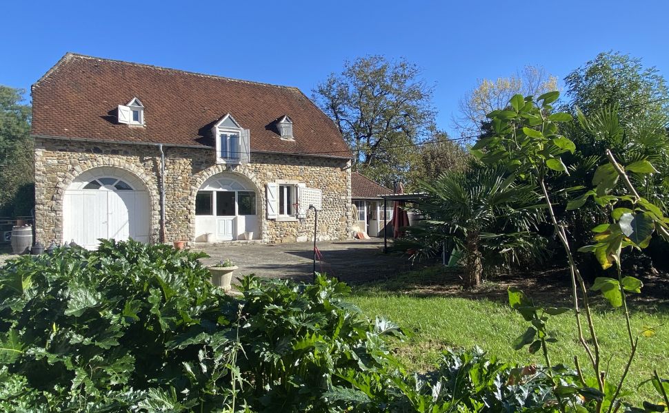 Superb Manoir avec Piscine et Gîte Dans 5,000m2 du Parc Privé