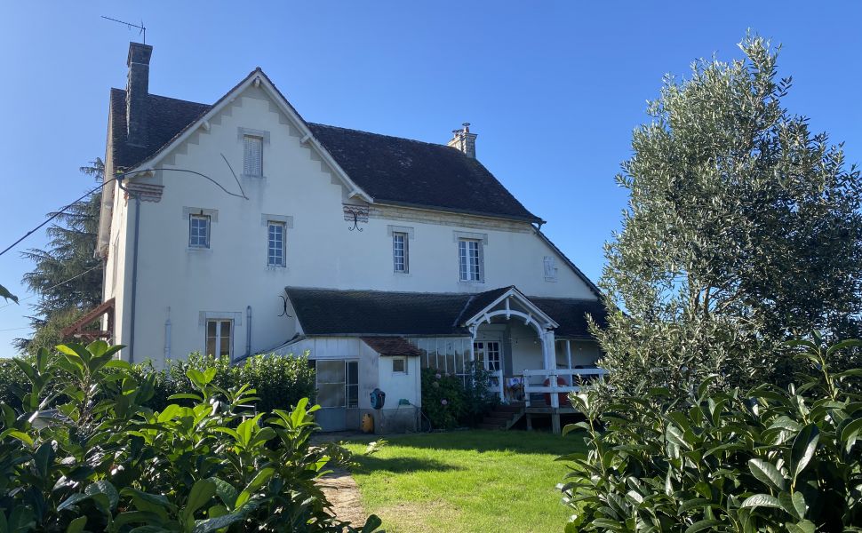 Superb Manoir avec Piscine et Gîte Dans 5,000m2 du Parc Privé