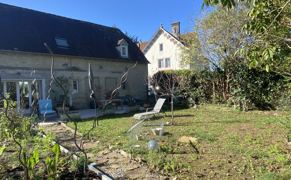 Superb Manoir avec Piscine et Gîte Dans 5,000m2 du Parc Privé