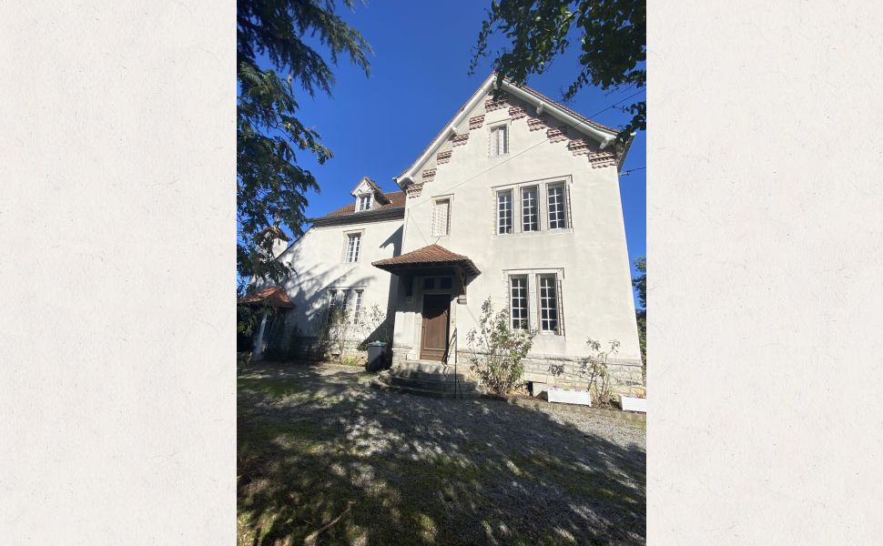 Superb Manoir avec Piscine et Gîte Dans 5,000m2 du Parc Privé