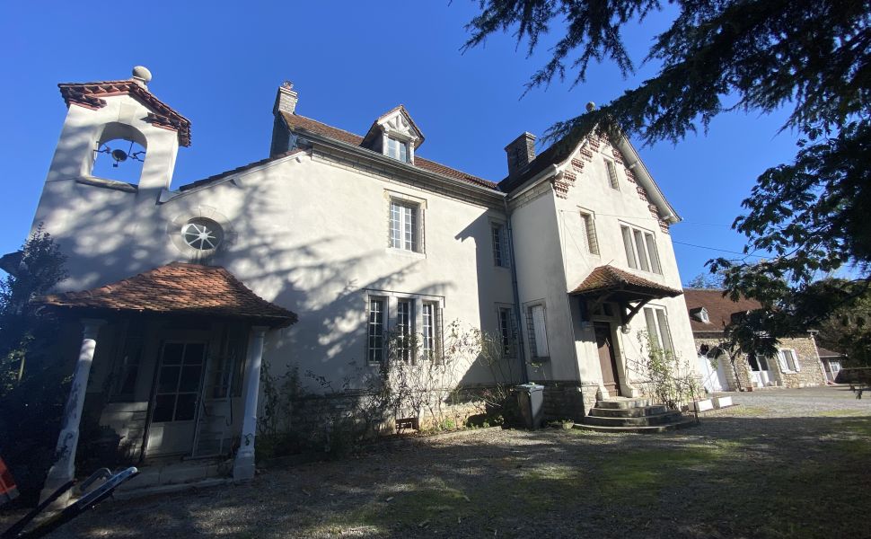 Superb Manoir avec Piscine et Gîte Dans 5,000m2 du Parc Privé