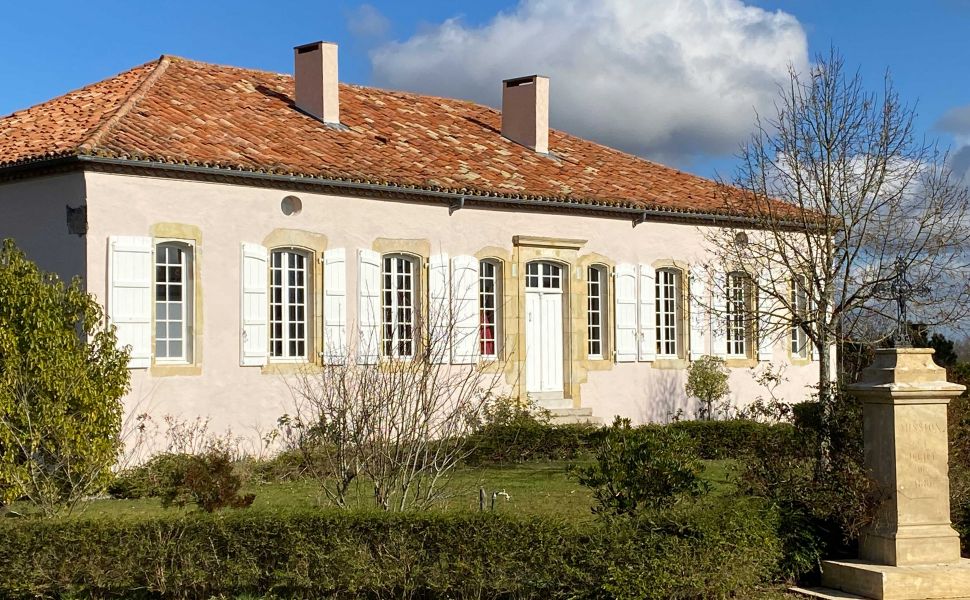 Presbytère du 17ème siècle superbement rénové à 1h de la côte atlantique et à 55 mn de l’aéroport de