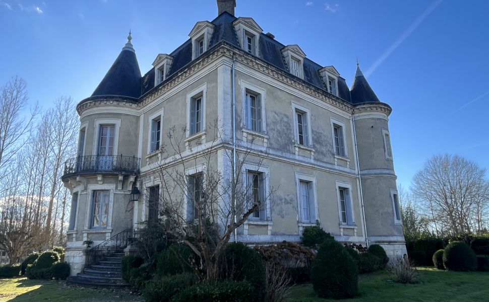 Elégant Château sur 2.2HA au cœur de Saint Sever