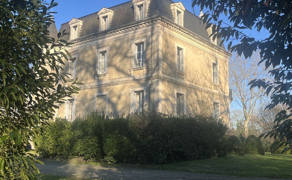 Elégant Château sur 2.2HA au cœur de Saint Sever