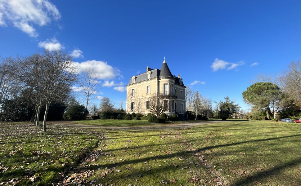 Elégant Château sur 2.2HA au cœur de Saint Sever