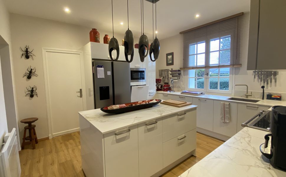 Superb Architect Designed Property with Stunning Views of the Mountains