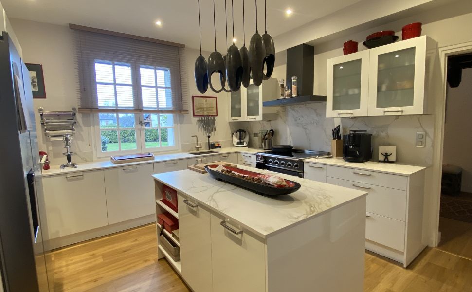 Superb Architect Designed Property with Stunning Views of the Mountains
