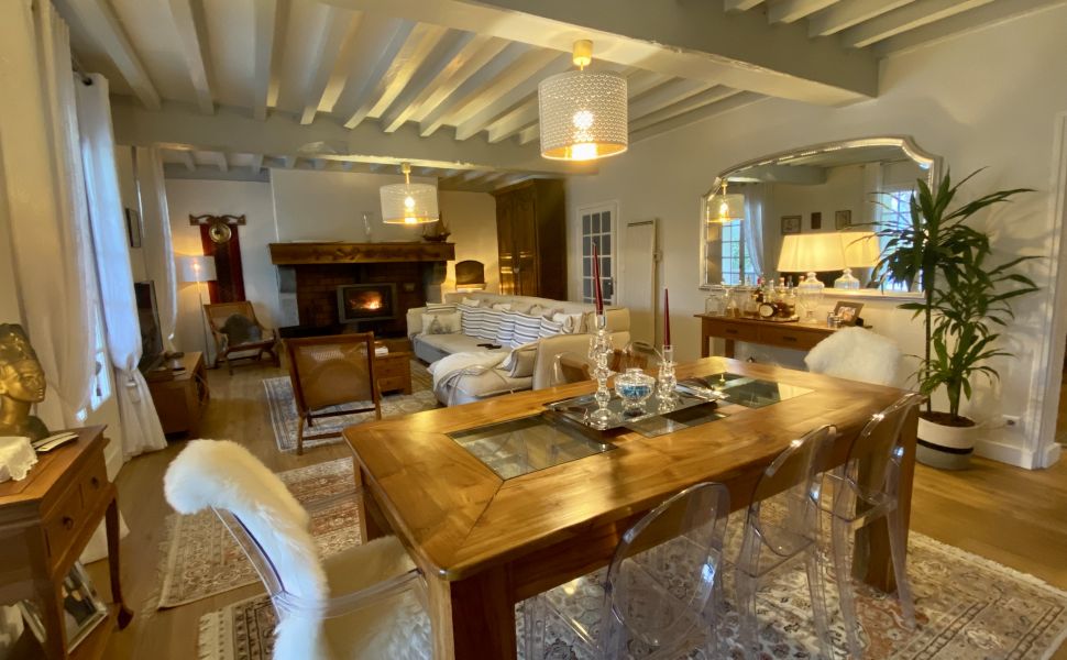 Superb Architect Designed Property with Stunning Views of the Mountains