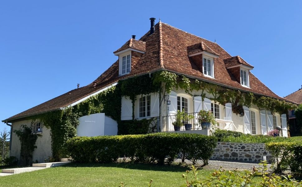 Maison familiale avec vue sur les Pyrénées; Pau; Coteau Jurançon; Proche des commodités locales