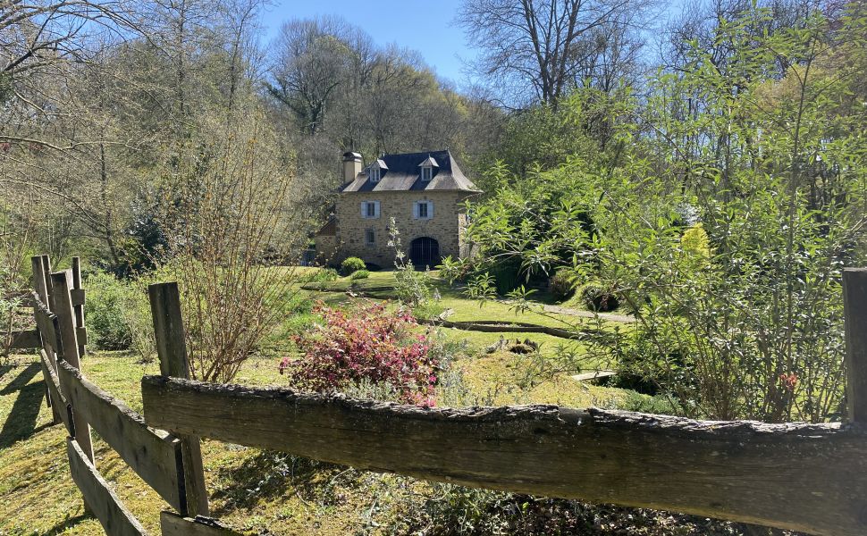 Ancien Moulin à Eau Avec Gîte au Cœur de la Campagne Basque.