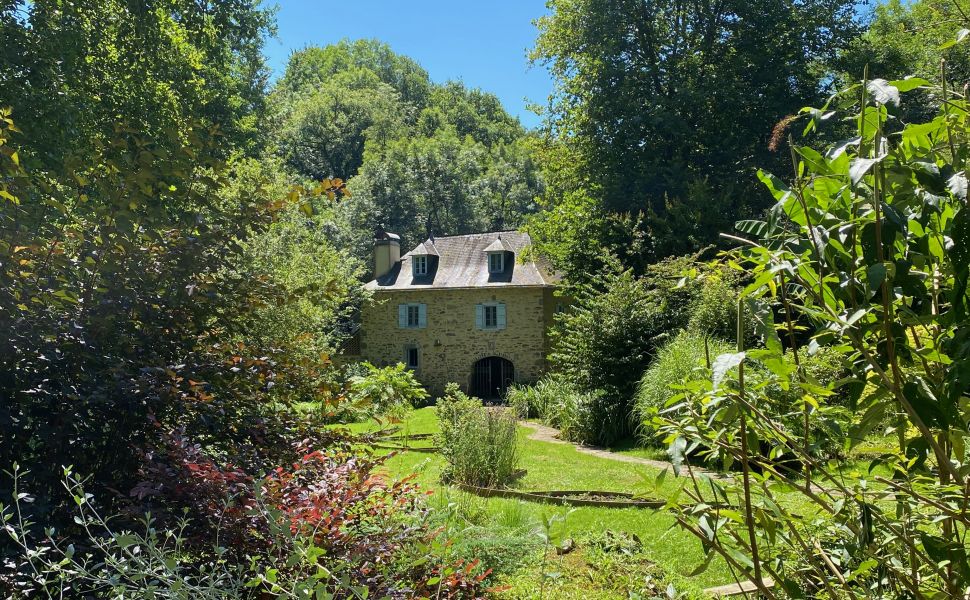 Ancien Moulin à Eau Avec Gîte au Cœur de la Campagne Basque.