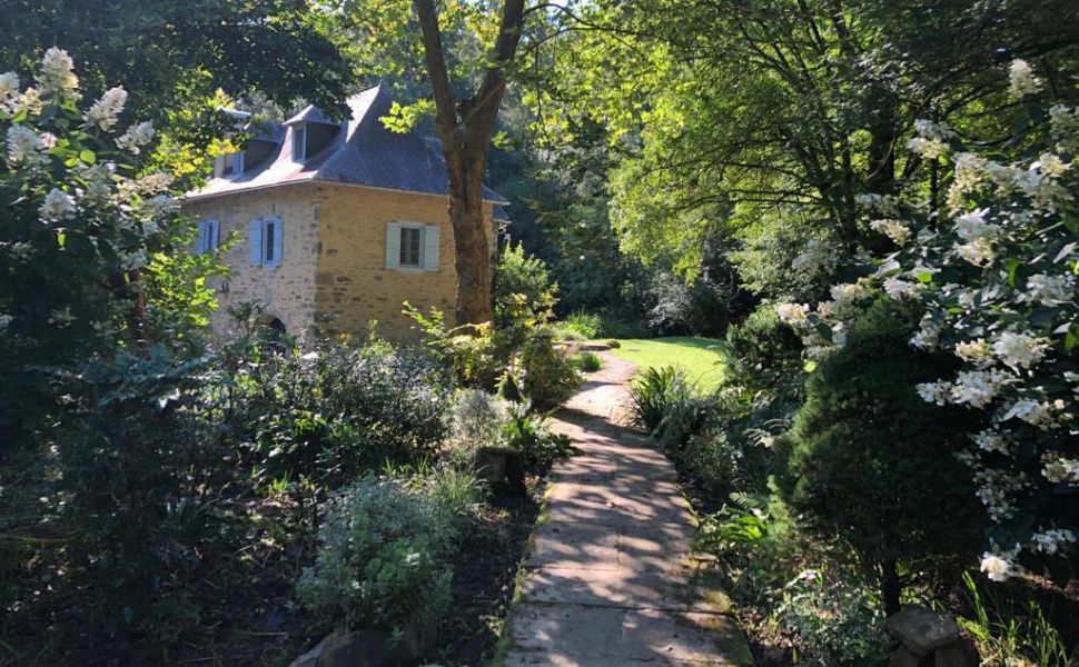 Ancien Moulin à Eau Avec Gîte au Cœur de la Campagne Basque.