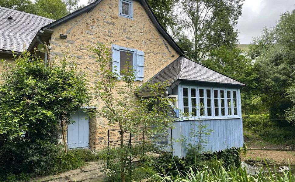 Ancien Moulin à Eau Avec Gîte au Cœur de la Campagne Basque.