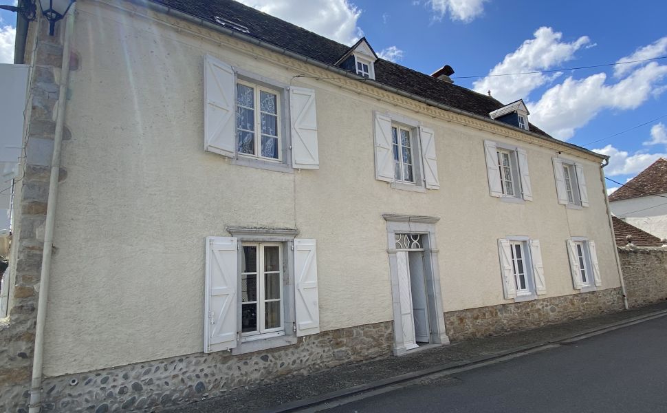 VENDU MEUBLÉ. Maison de Village du 17ème Siècle, Avec 11 Boxes Chevaux