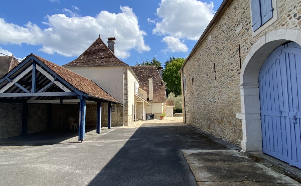 VENDU MEUBLÉ. Maison de Village du 17ème Siècle, Avec 11 Boxes Chevaux