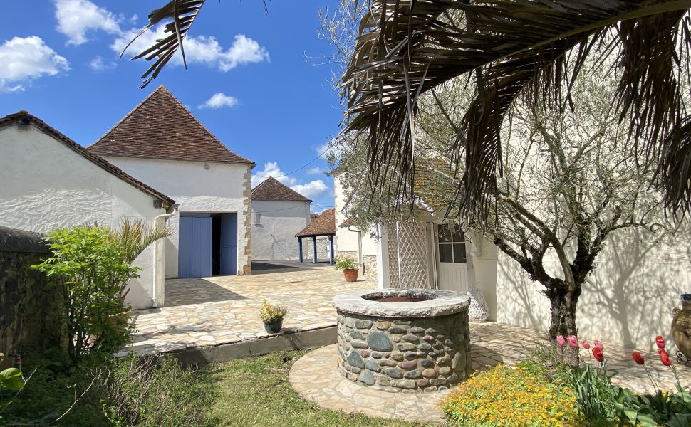 VENDU MEUBLÉ. Maison de Village du 17ème Siècle, Avec 11 Boxes Chevaux